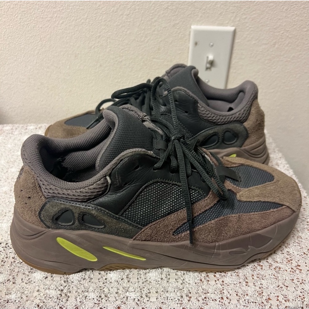 Authentic Adidas Yeezy boost 700 mauve - Picture 8 of 11